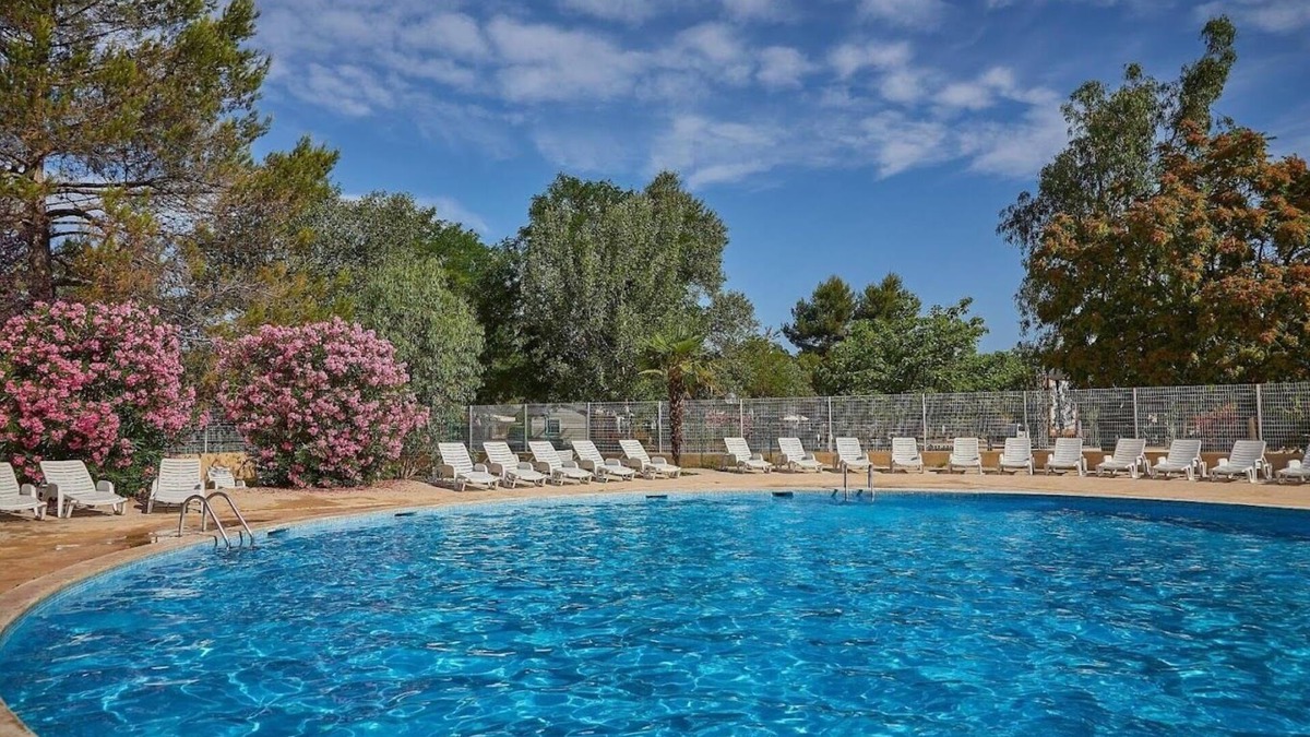 La Roque-d'Antheron House | In a 4-star campsite, 2 swimming pools, lake with tobogan, laundry, petanque, tennis