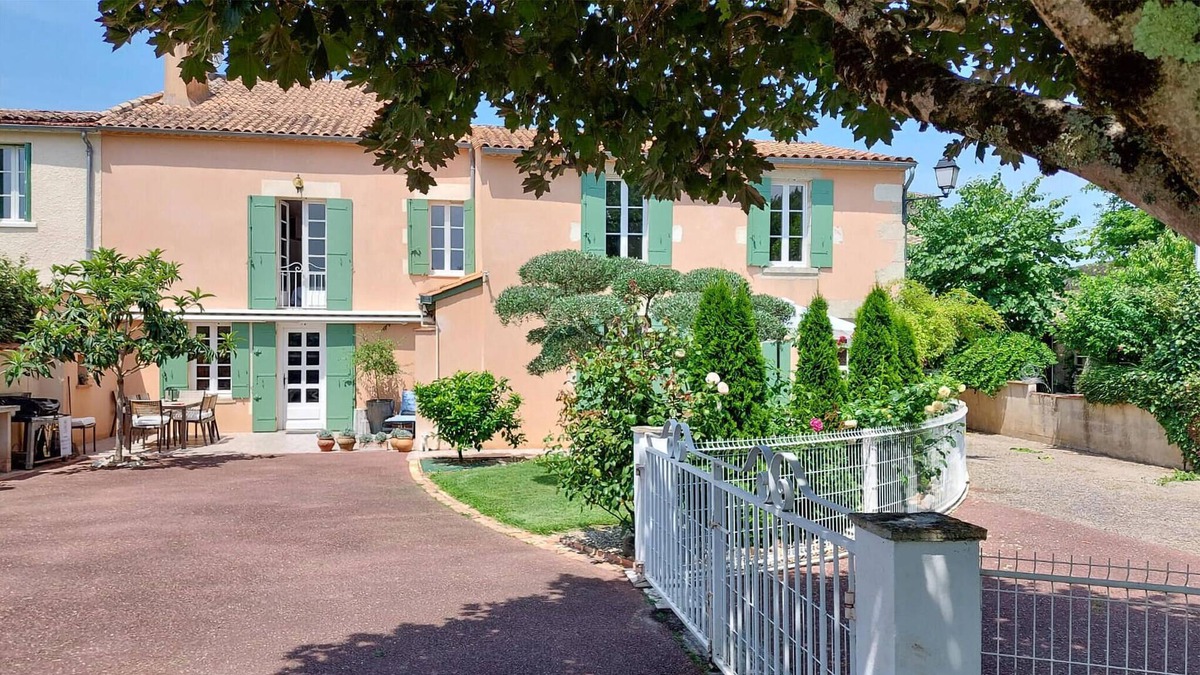 La Reole Apartment | In a beautiful stone house welcomes you this tasteful and large vacation apartment.