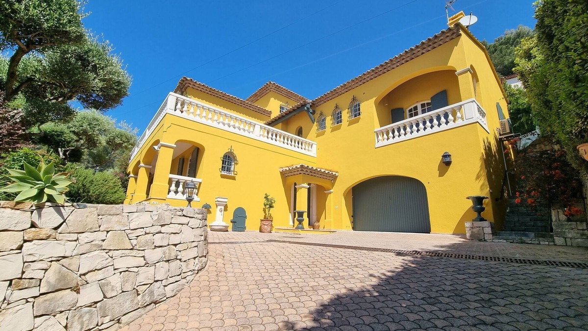 La Farlede Apartment | In a character villa, independent apartment of 65 m2