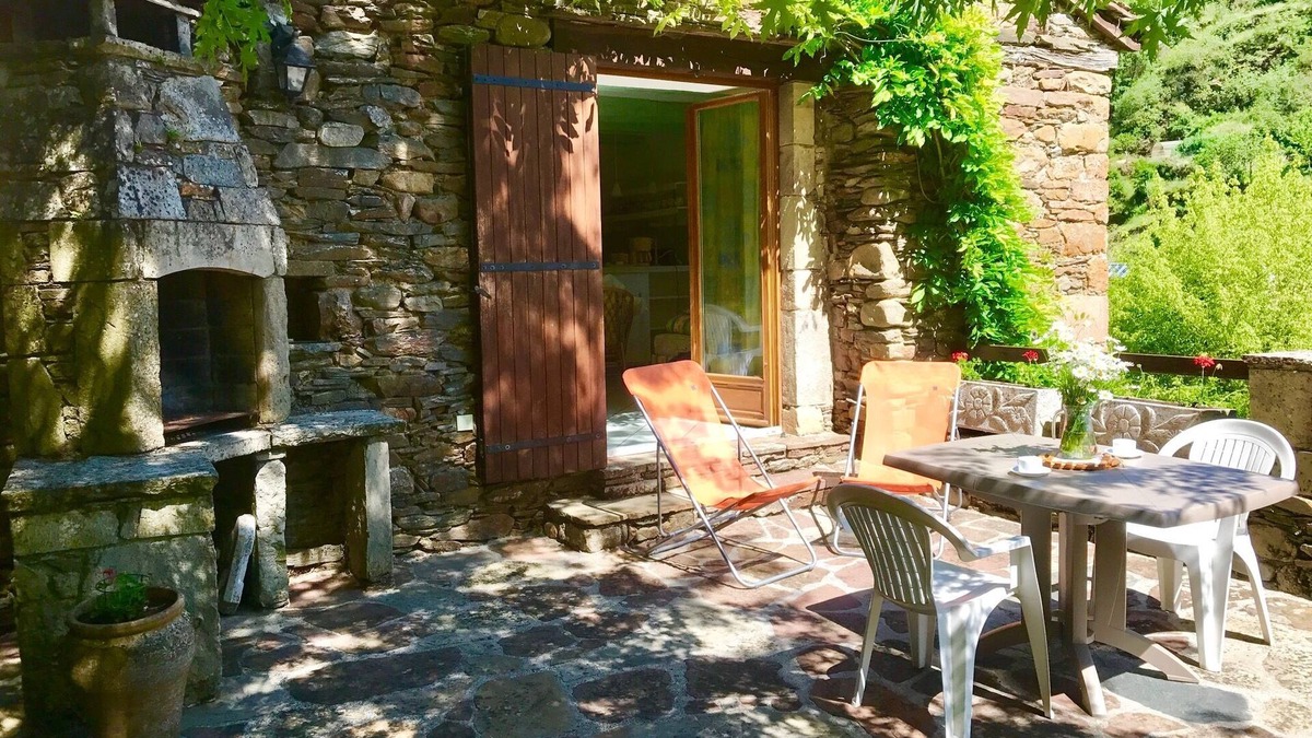 Brousse-le-Chateau House | In a fantastic medieval village, house in stone with a nice view near the river