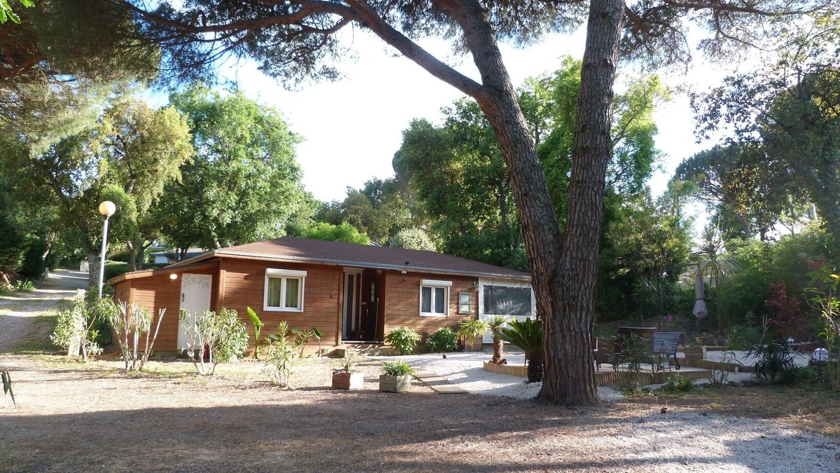 Gassin Ski Chalet | In a peaceful setting among pines and oleanders near St Tropez.
