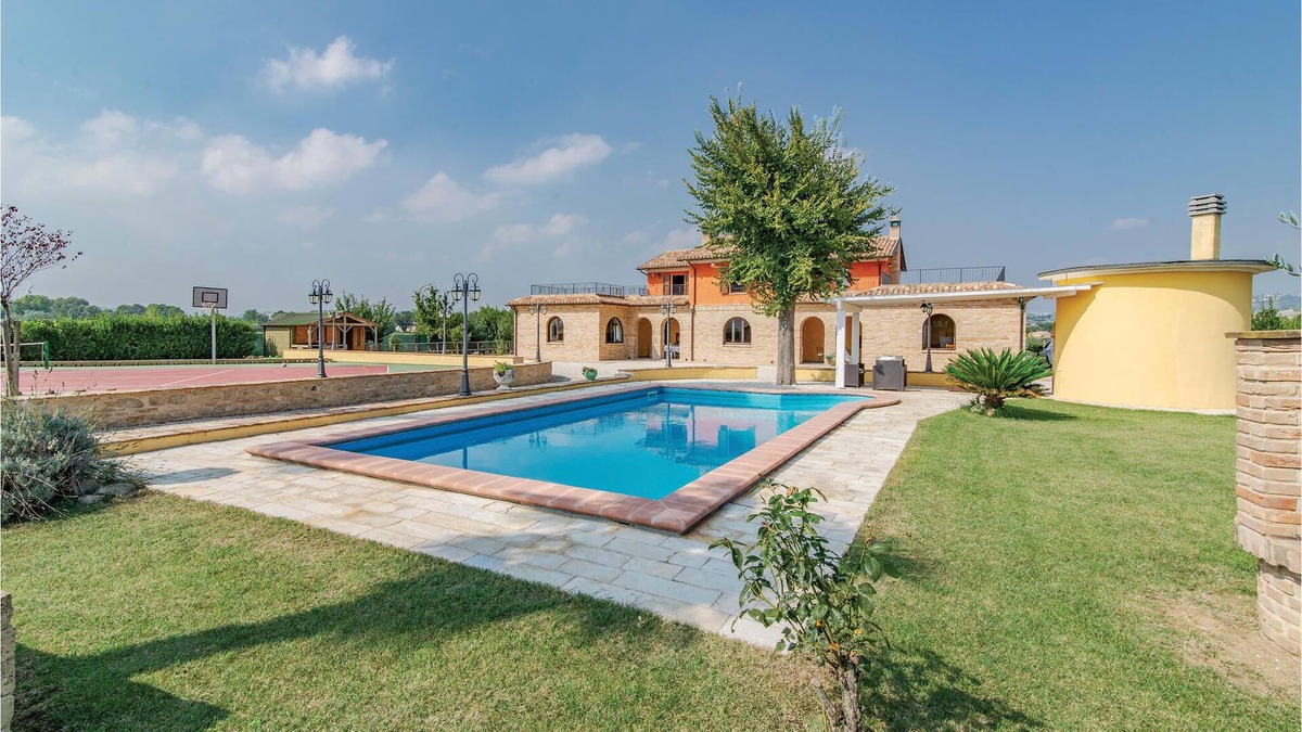 Montelupone House | In a picturesque valley 8 km below Recanati and only 15 km from the coast, this friendly semi-detach