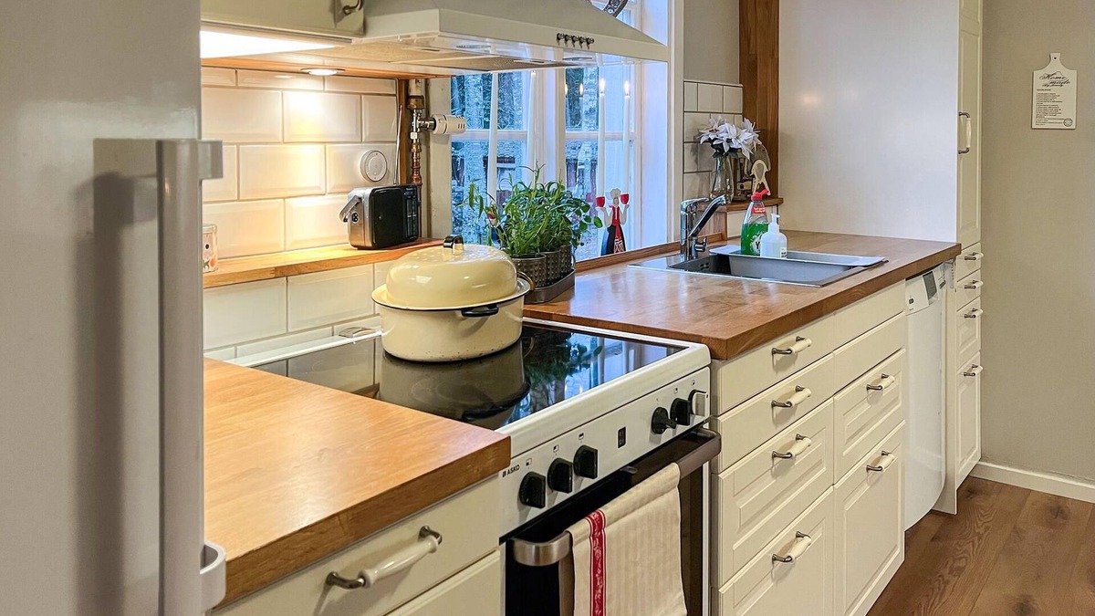 Tingsryd House | In a quiet location, in a wooded area with many lakes, this cozy cottage welcomes you.
