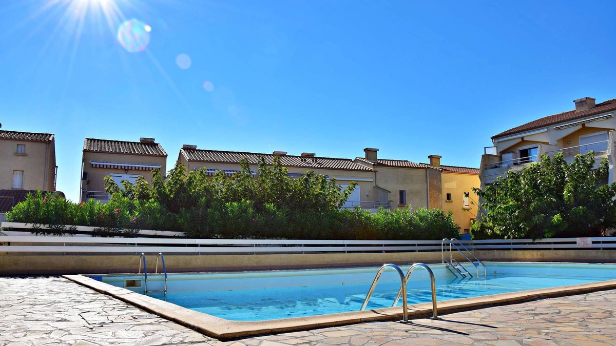 Marseillan Plage Apartment | In a residence with a pool, close to all amenities