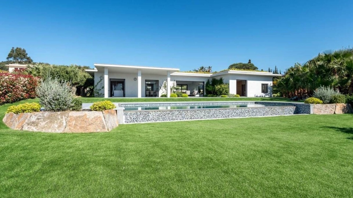 Guerrevieille House | In a residential area, near the beach, beautiful contemporary villa with 4 bedrooms, sea view