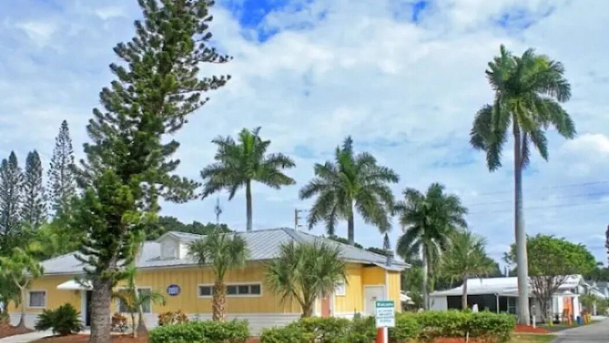 Iona Resort | In a resort very close to the beach with heated pool hot tub