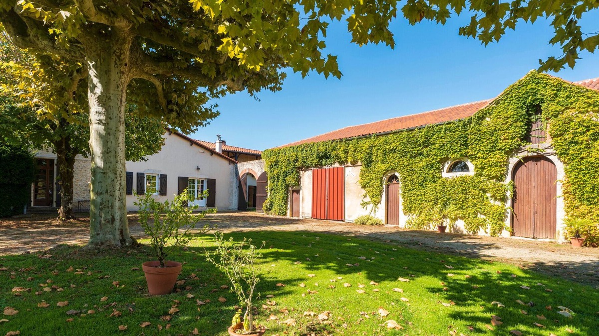Creon-dArmagnac House | In a Wing of an Old Manor House