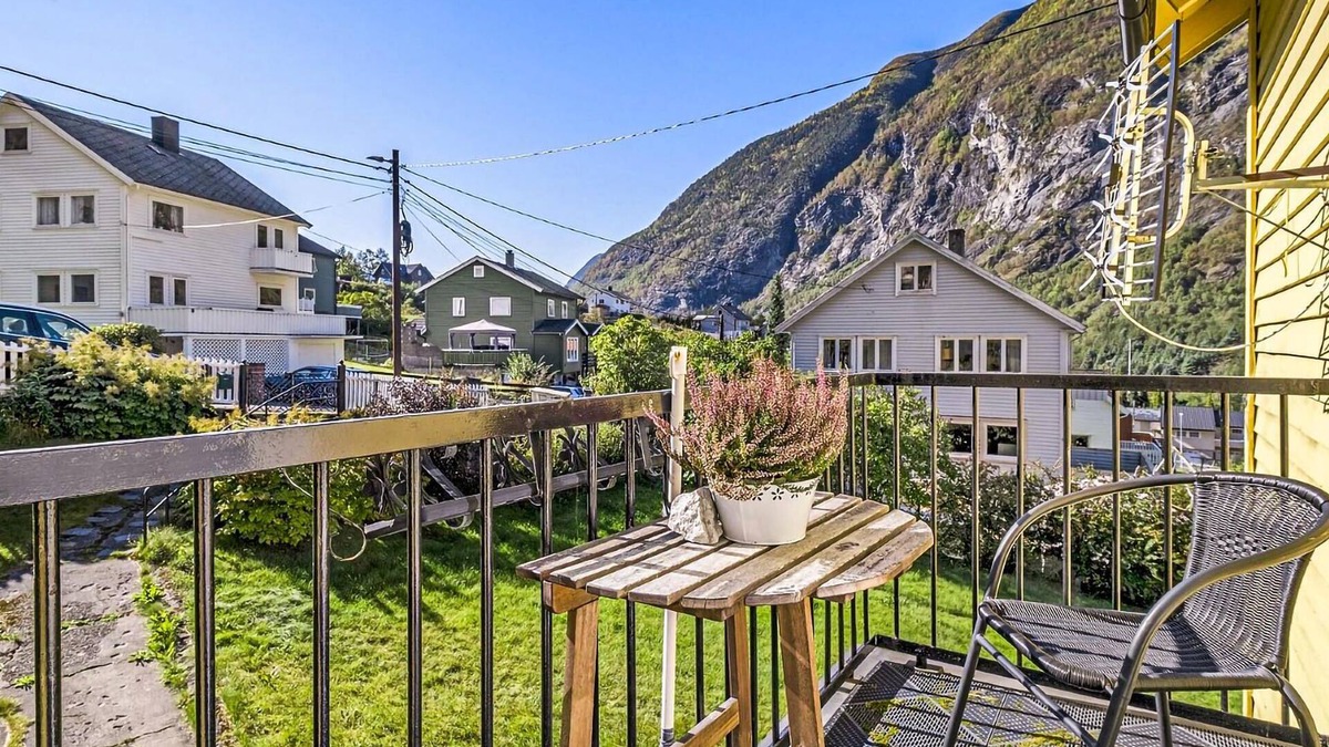 Ardalstangen Apartment | In Årdalstangen welcomes you this modern apartment with fjord view.