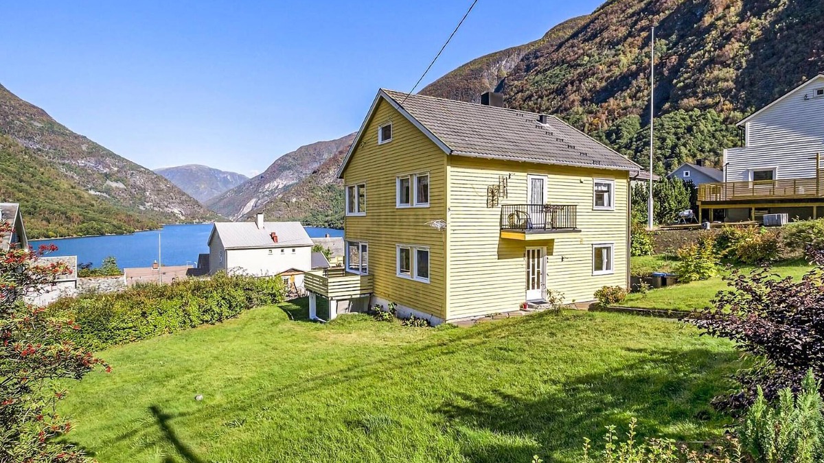 Ardalstangen Apartment | In Årdalstangen welcomes you this modern apartment with fjord view.