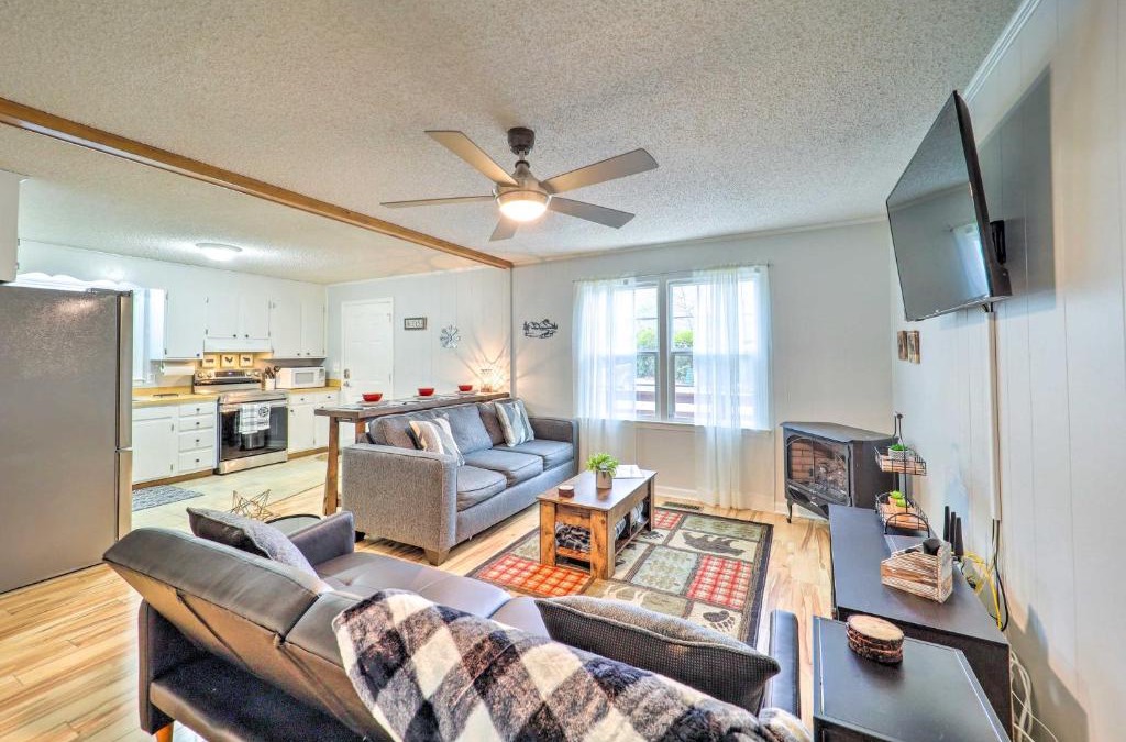 Pineola House | In Golf Community with Pool Access Newland Cabin