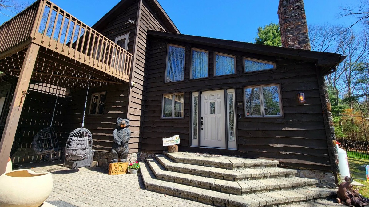 Stroudsburg Cabin | In-Ground Heated Pool, Hot tub, Fire pit, Secluded