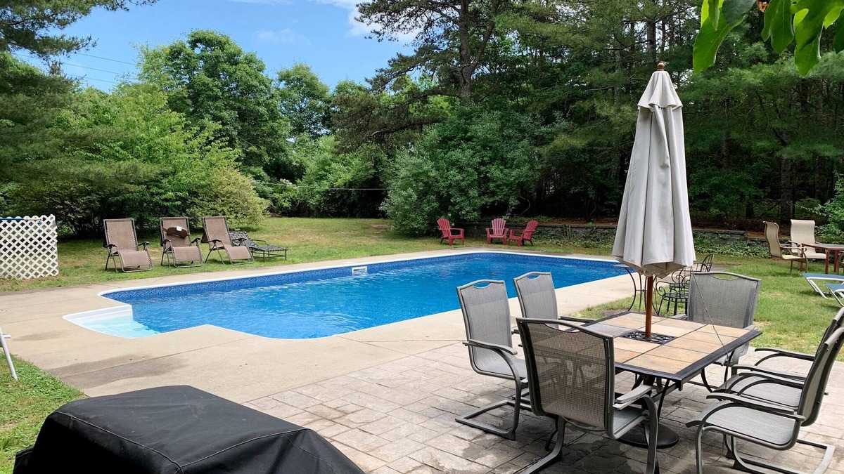 East Falmouth House | In Ground Pool, A/C, 4+BR, 3BA, Wifi, Game Room. Sleeps 10-12, strong wifi