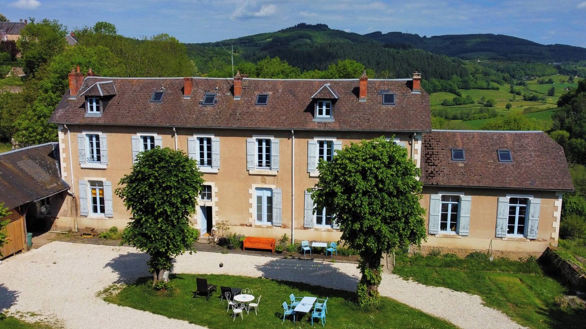 Larochemillay Apartment | In het hart van natuurpark de Morvan, In onze compleet gerenoveerde Oude School