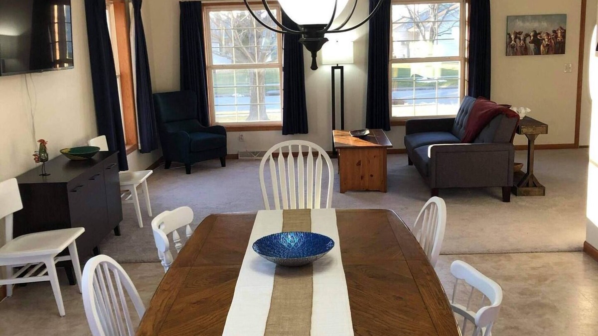 Kalona House | In Kalona-Near Pleasantview Home, Hospital, Iowa, and Kinnick Carver WiFi-Garage