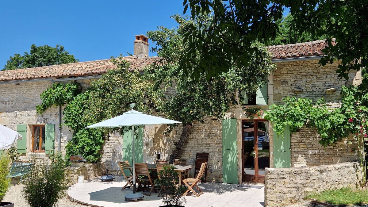 Saint-Pierre-d'Amilly Cottage | In old farm with 6 restored gite for 2 to 10 persons, with pool & reception room