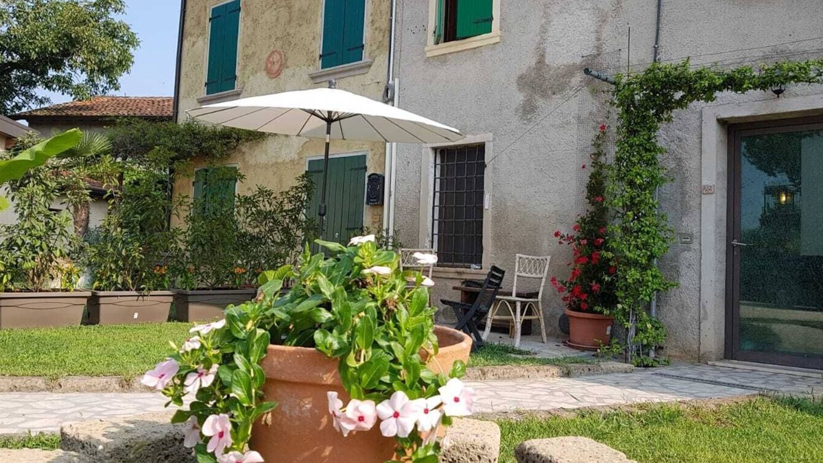 Ponti sul Mincio House | In private courtyard Whole house 200 sqm kitchen, living room, 3 rooms each with bathroom
