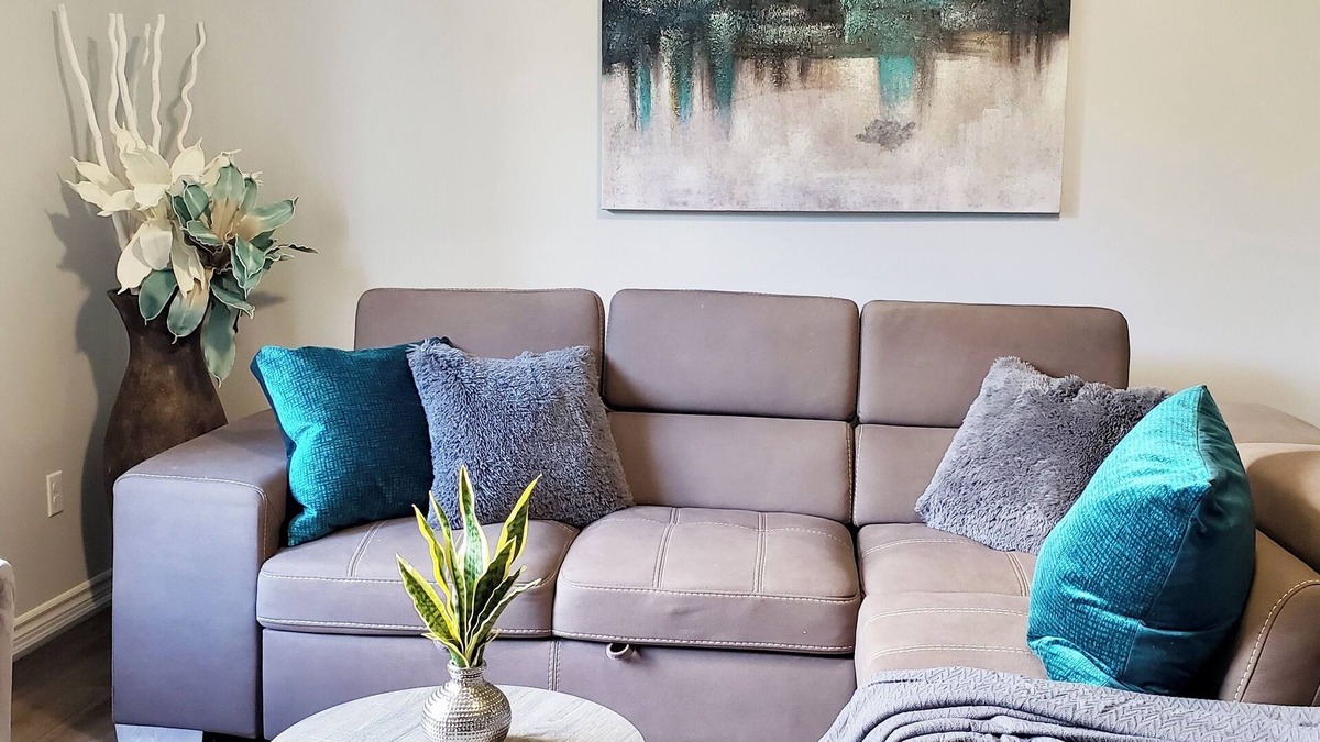 Kitchener House | In style 3 Bdrm house- king bed, Netflix, 2 parking