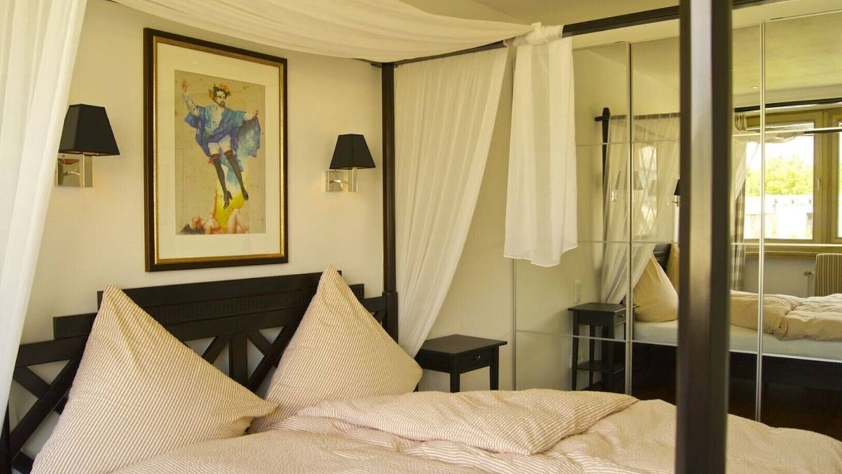 Augustenstraße Apartment | In the center, 2-room-apartment, 75sqm, 20% DISCOUNT from 1 month! W-Lan, TG, partly with AC!