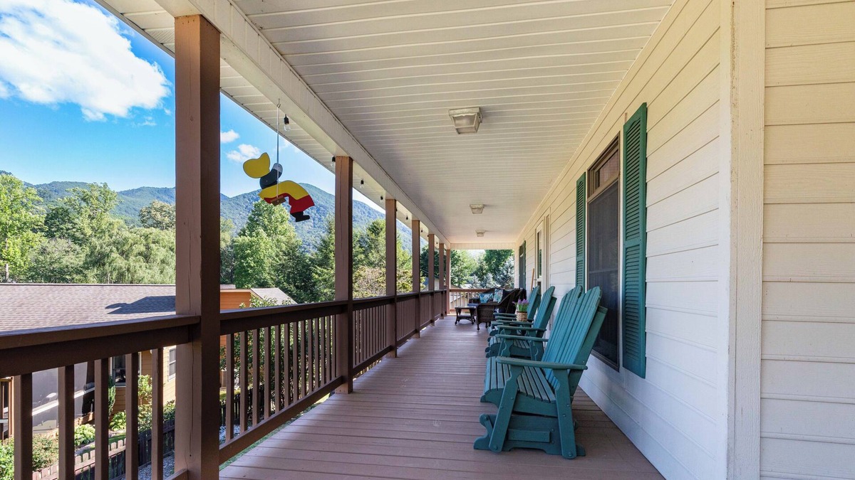 Valley Creek Run House | In The Center of Maggie Valley/Sleeps 10/Game Room