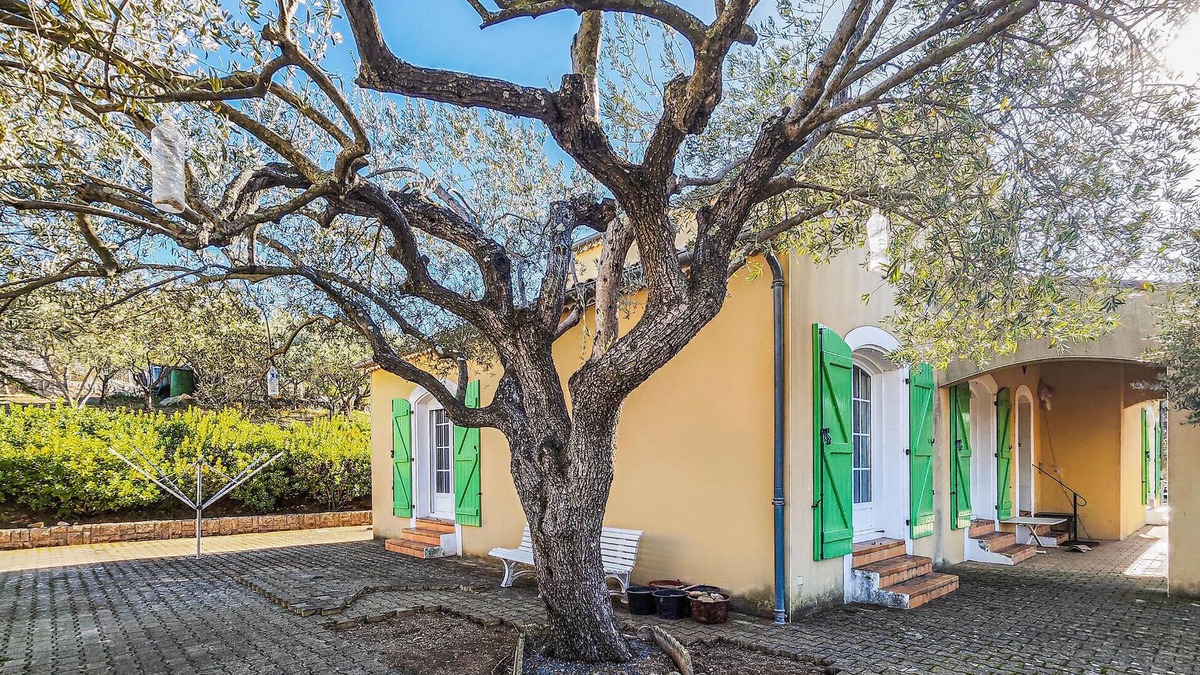 Saint-Chinian House | In the charming town of Saint Chinian welcomes you this beautiful cottage with lovely garden.