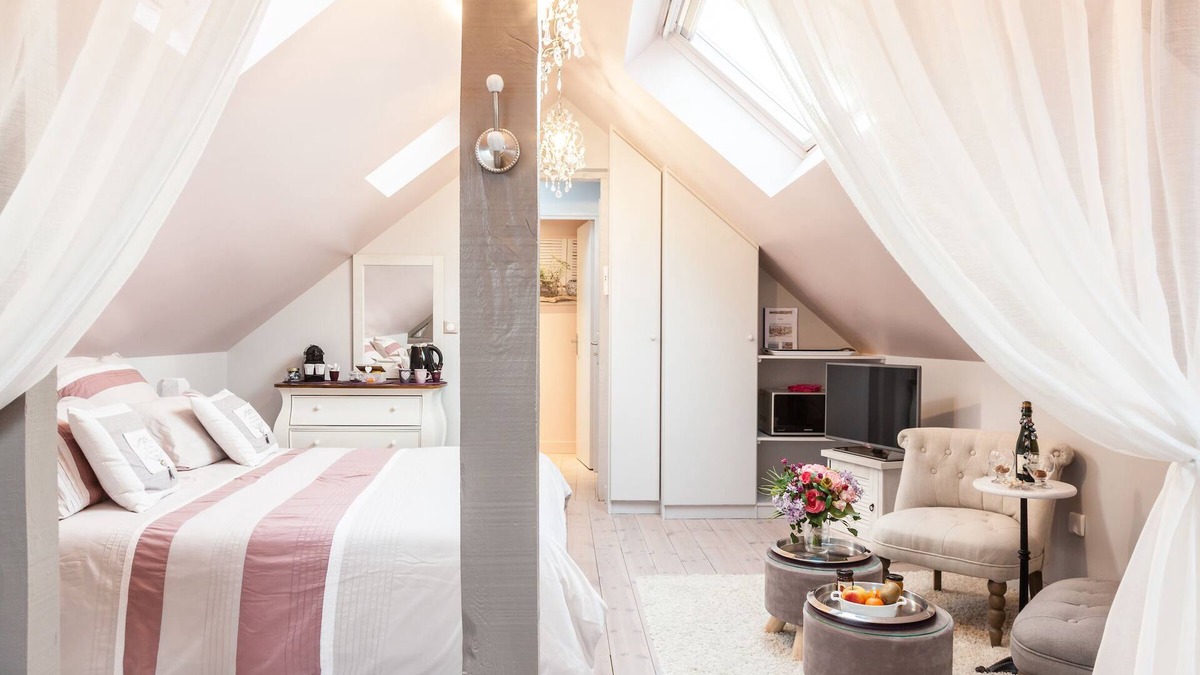Honfleur Apartment | "In the early Happiness" boudoir room in the heart of the historic center of Honfleur