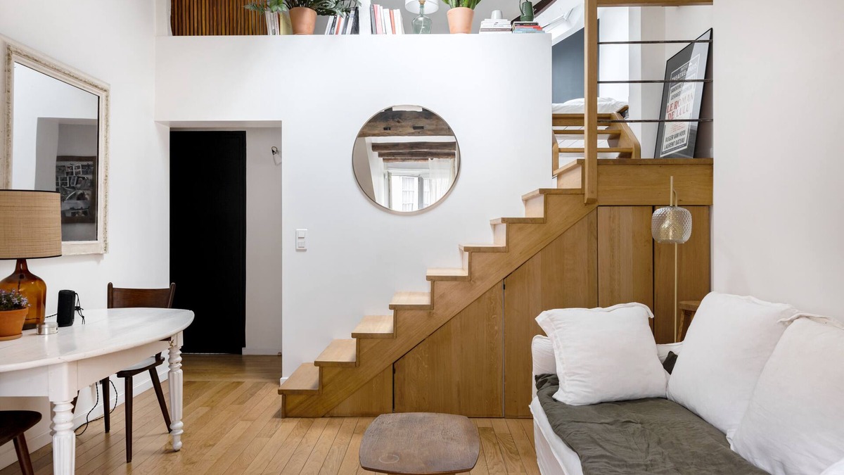 Quartier de la Porte-Saint-Denis Apartment | In the Eaves of the Écuries, by Veeve