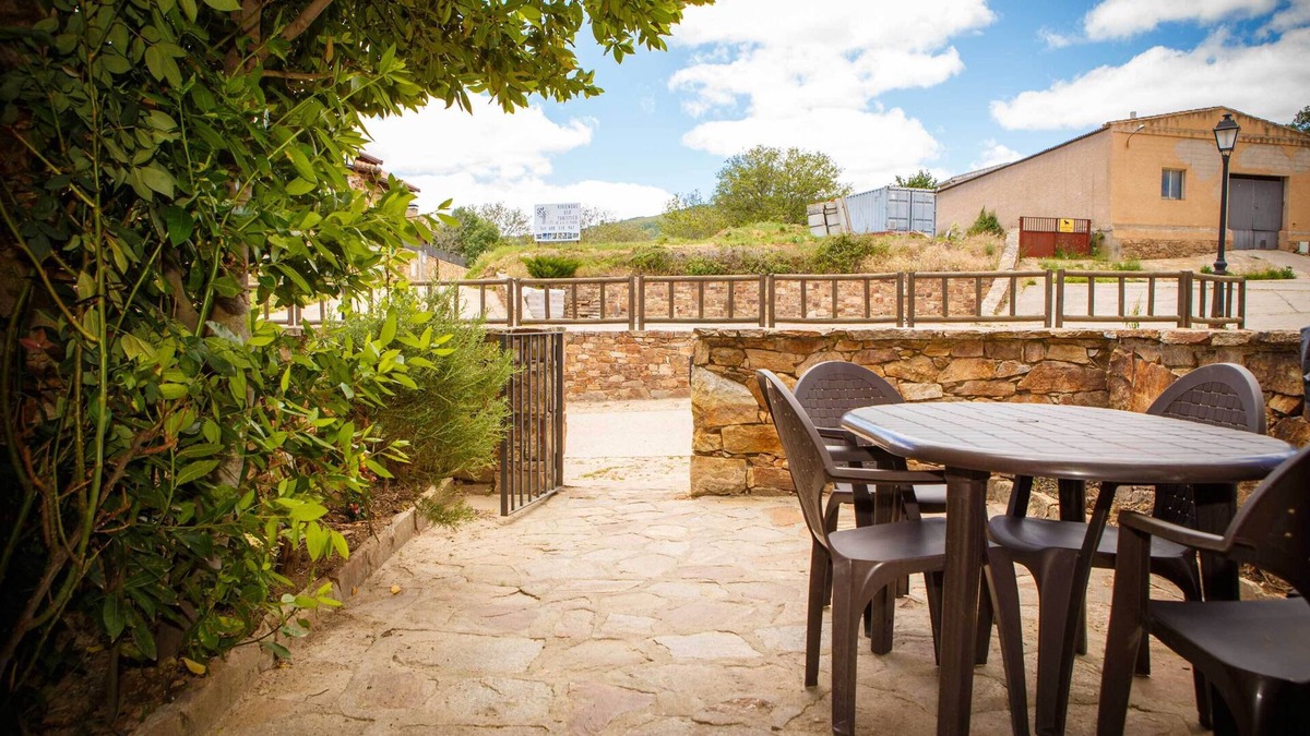 Horcajuelo de la Sierra Ski Chalet | In the Maillo house you can enjoy a terrace with barbecue and a front patio