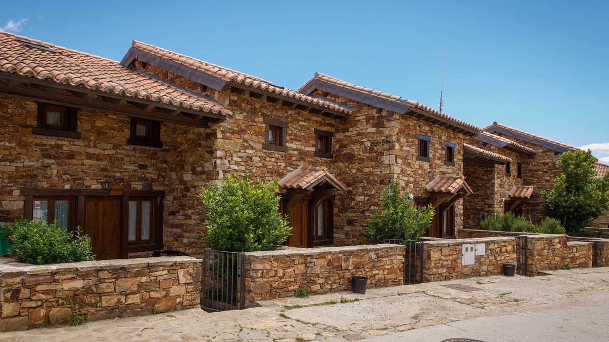 Horcajuelo de la Sierra Ski Chalet | In the Rajalhondo house you can enjoy a front patio with barbecue and garden furniture