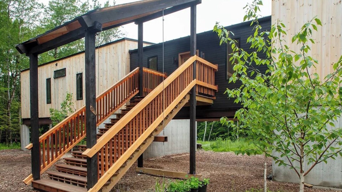 Becket House | In the forest, 1-bedroom home, floor to ceiling windows in peaceful Becket