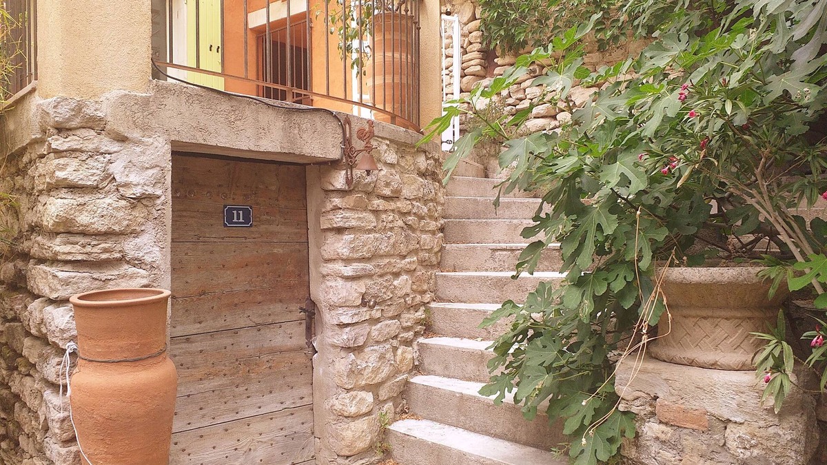 Fontaine-de-Vaucluse House | In the heart of Fontaine de Vaucluse, house overlooking the Sorgue river