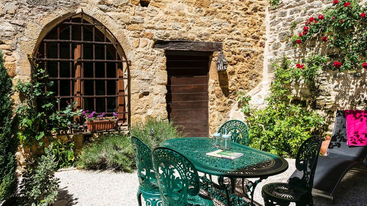Beynac-et-Cazenac House | In the heart of Beynac, a rare14th century house