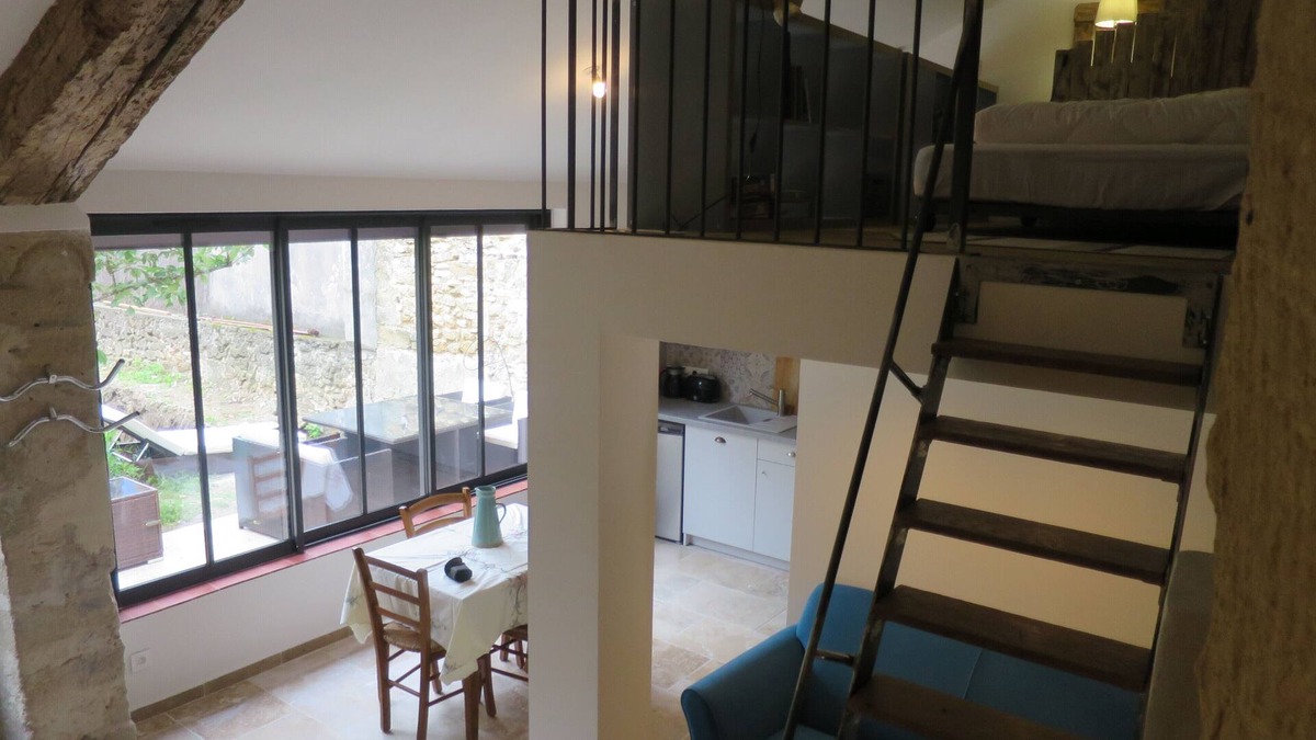 Serignan-du-Comtat Apartment | In the heart of a Provencal village, a converted semi-troglodyte cabin!