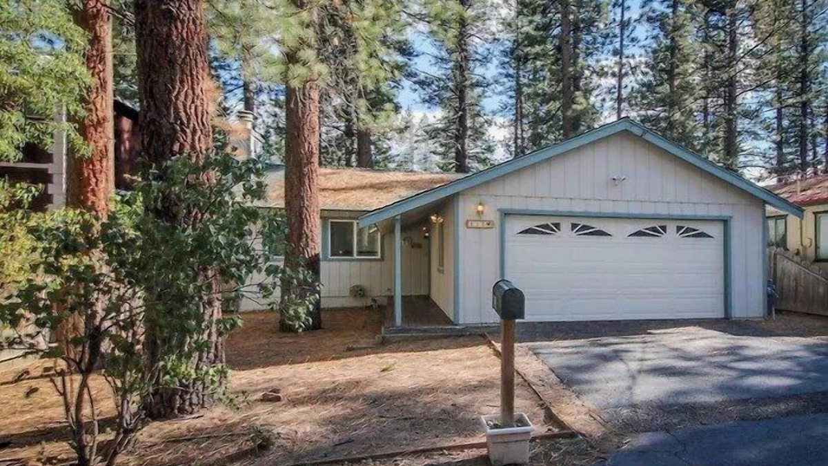 Al Tahoe House | In the Heart of South Lake Tahoe, Featuring Pool Table and Hot Tub!