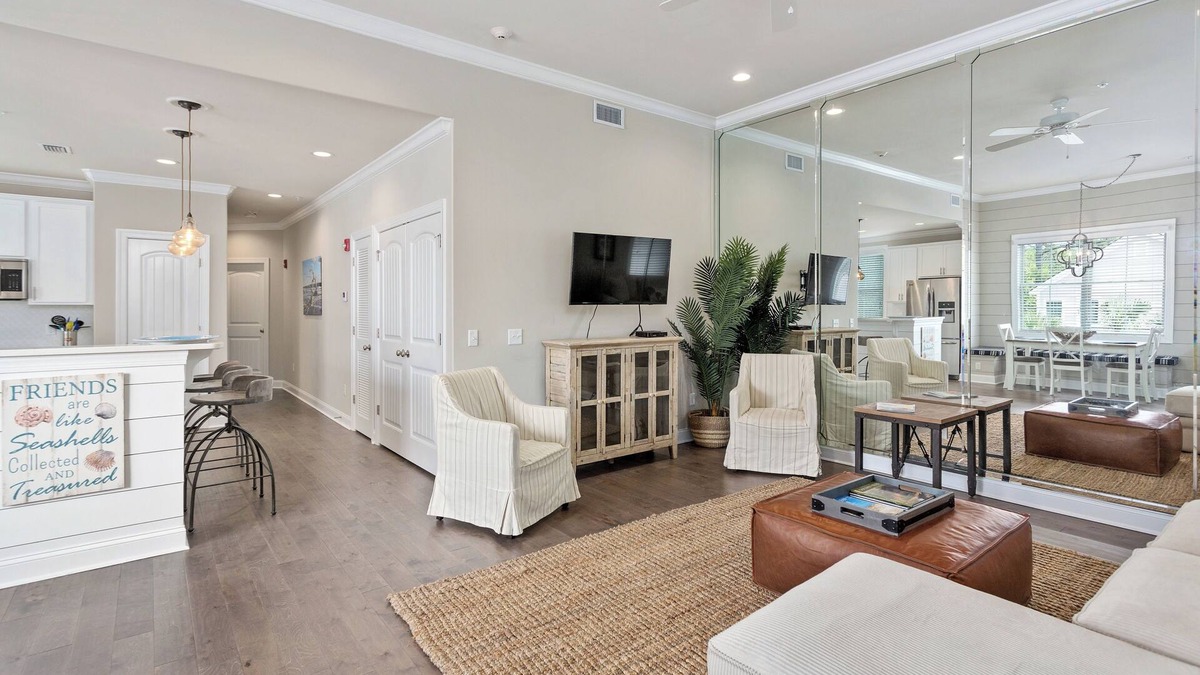 King City Condo | In the Heart of the Pier/Village area. Community pool.