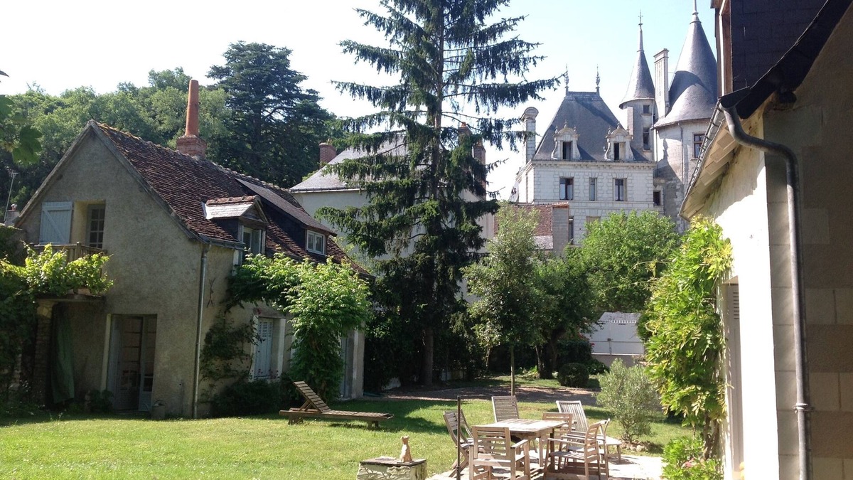 Veretz House | in the heart of a historic village of Touraine, with large garden and grove.