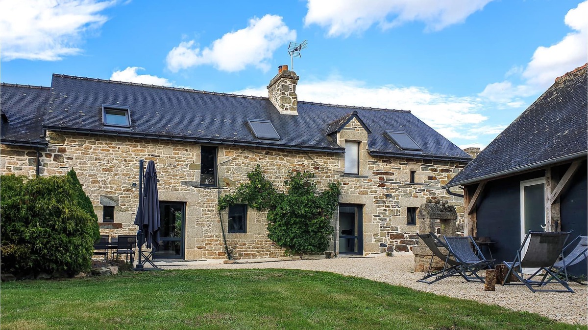 Neulliac House | In the heart of Brittany, this stylish and spacious vacation home welcomes you.