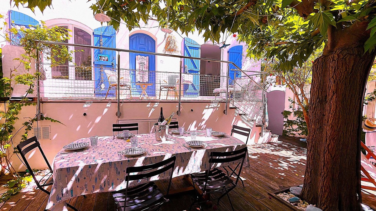 Calvi Villa | In the heart of Calvi, charming house, garden, 150 meters from a small beach.