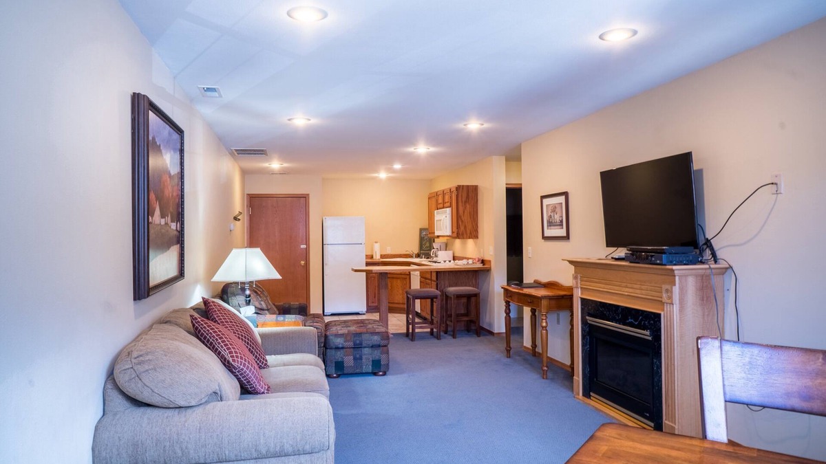 Leavenworth Apartment | In the heart of downtown - Front Street - Leavenworth's main shopping/dining street