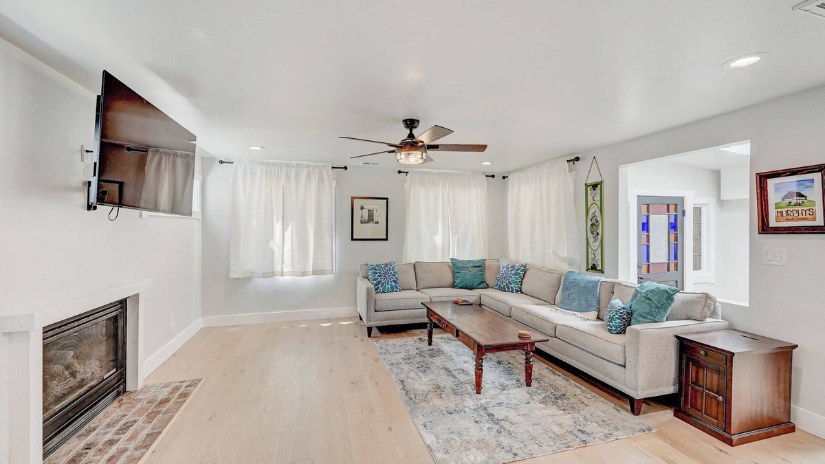 Murphys Cottage | In the HEART of downtown Murphys!