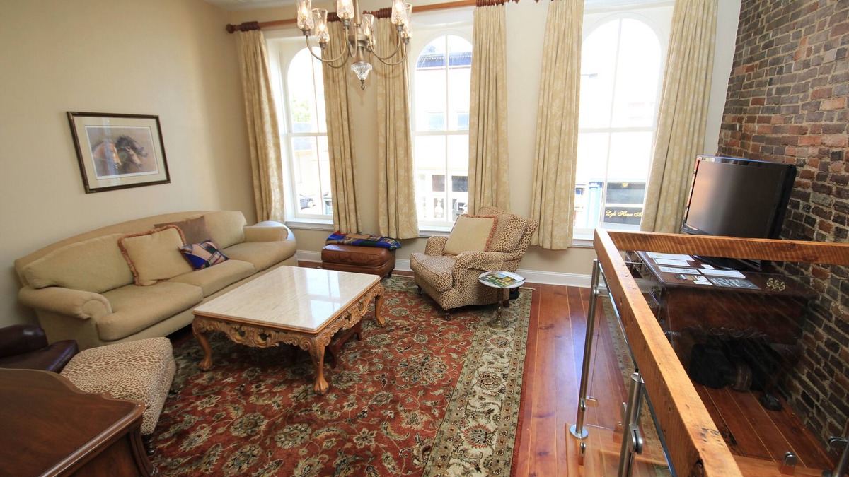 Paris Apartment | In the Heart of Historic Downtown Paris KY