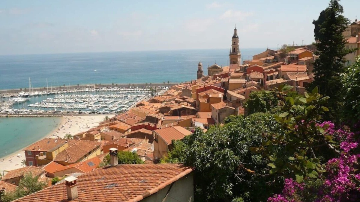 Old Town Apartment | In the heart of Menton, picturesque, air-conditioned 3-room apartment. Wifi.