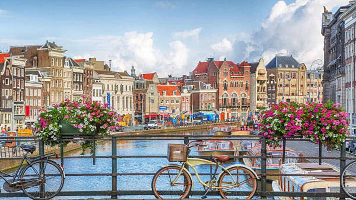 Grachtengordel-Zuid Apartment | In the Heart of Old Amsterdam with Canal view
