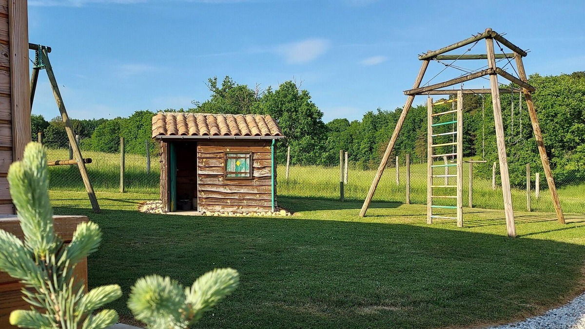 Saint-Paul-de-Serre Ski Chalet | In the heart of Périgord, chalet for 5 people with swimming pool in a green setting.