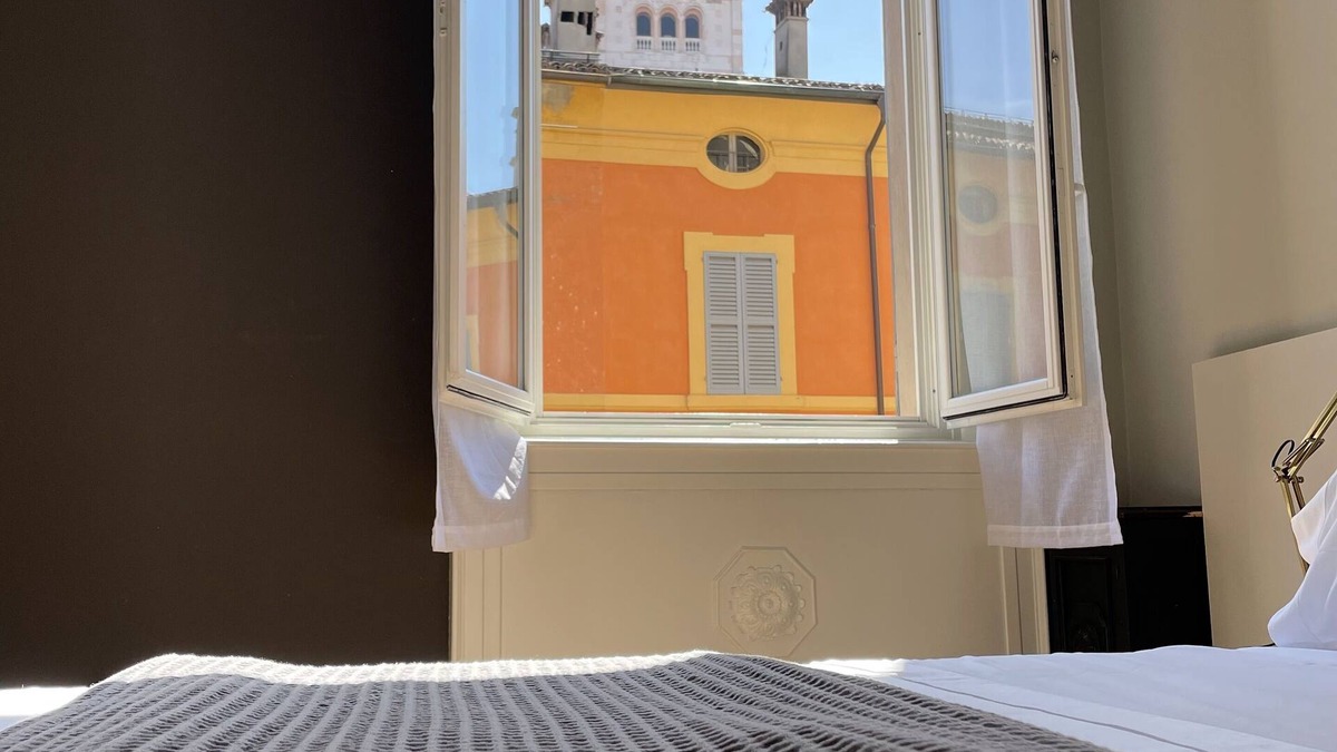 Old Town Apartment | In the heart of the city of Modena Studio apartment with view of Duomo and Ghirlandina