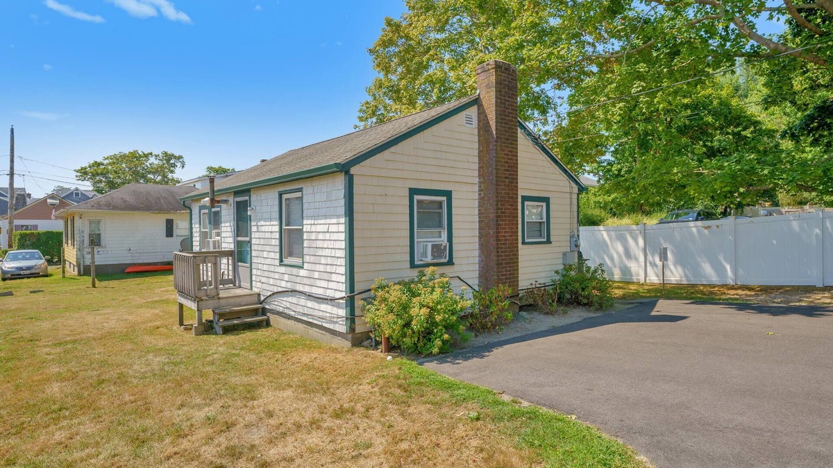 Narragansett Pier Cottage | In the heart of the Pier, short walk to Narragansett Beach, Towers and shops!