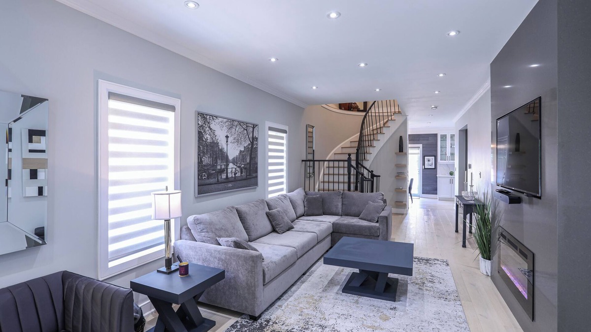 Vaughan House | In the Heart of Vaughan minutes to Vaughan Mills Shopping Center 1 Parking