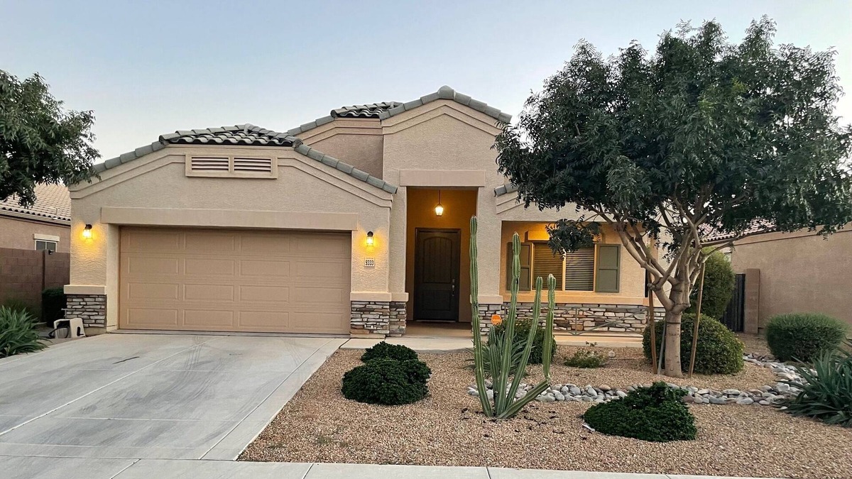 Glendale House | In the heart of Westgate Entertainment Center Walk to State Farm Stadium