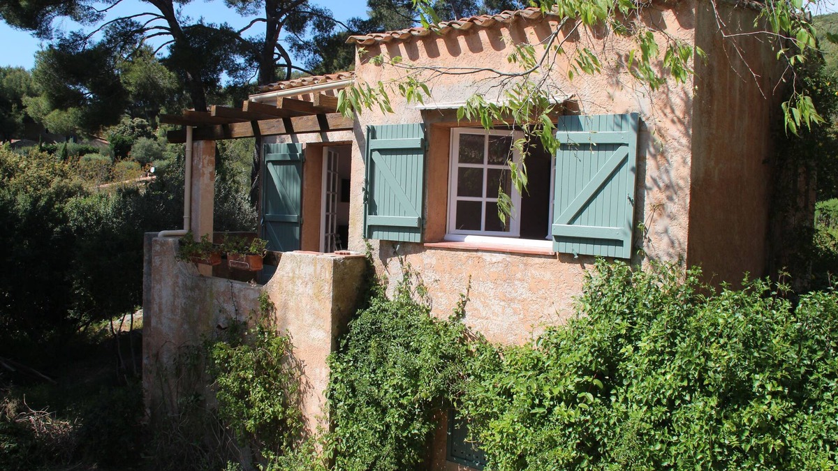 Sanary-sur-Mer House | In the hill, a stone's throw from the sea, completely renovated.