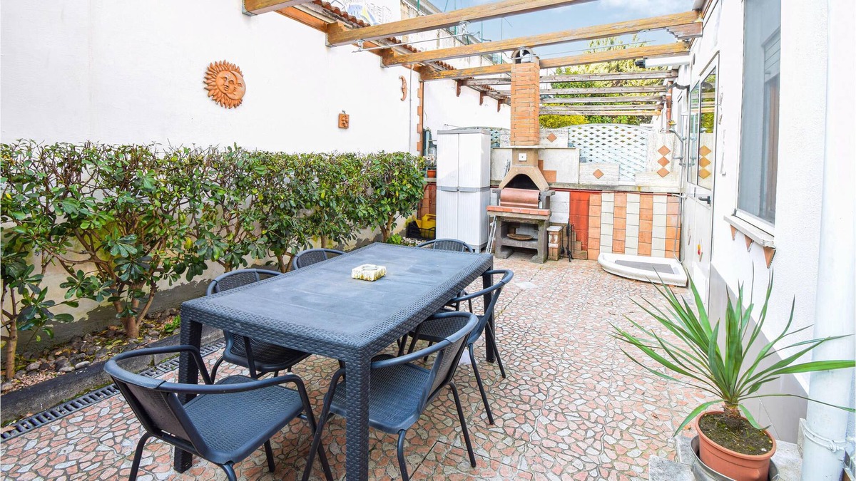 Cordoba House | In the historic hill country of Samnium, at the foot of the Campanian Apennines, this spacious vacat