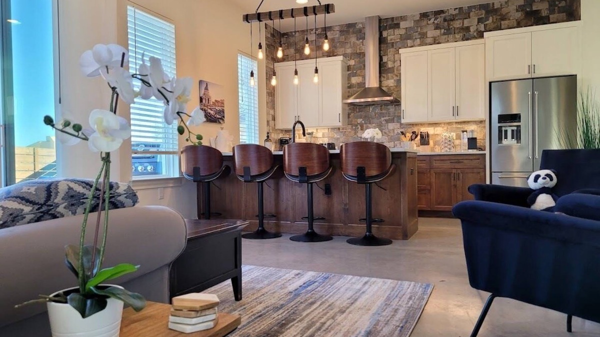 Blackshear-Prospect Hill Condo | In The Hot Middle of All The Action! BEDS FOR 9 HEADS! Awesome View!